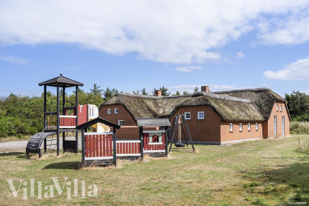 Dette lekre huset med svømmebasseng, nr. 989, med plass til 16 personer, ligger i Vestjylland