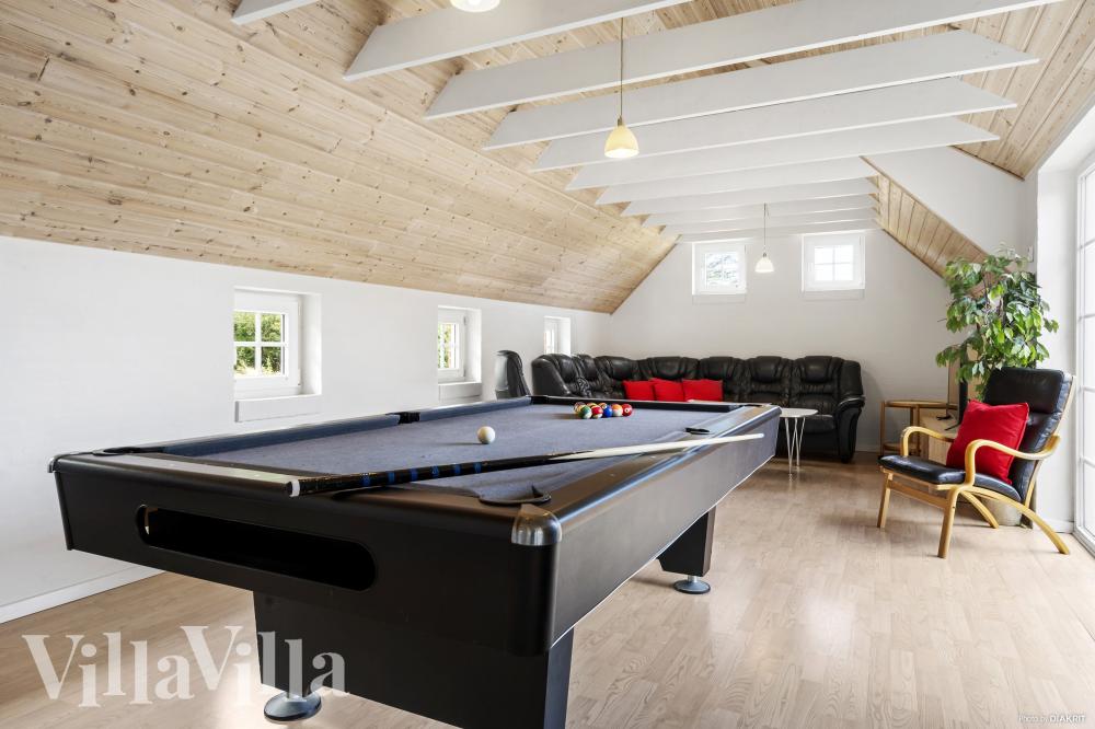 I tillegg til alle aktivitetsmulighetene i husets bassengavdeling, kan du også spille biljard, bordtennis og dart i luksushus nr. 989