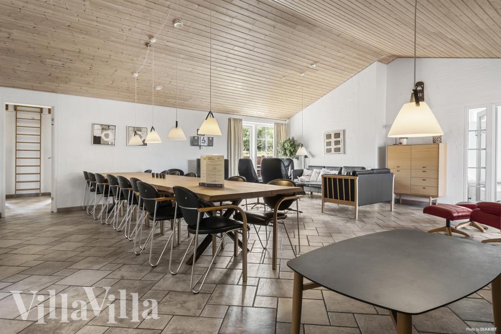 Det er plass til 16 personer i det store lyse oppholdsrommet i luksushus nr. 989.