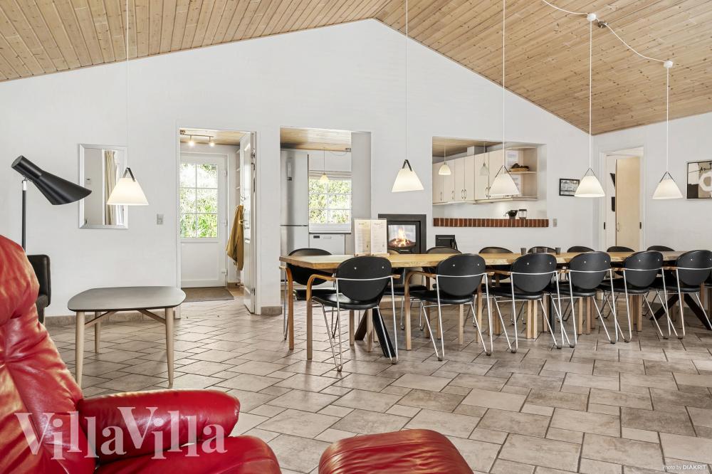 Det er god plass til hygge i feriehusets sofagruppe under oppholdet i luksushus nr. 989
