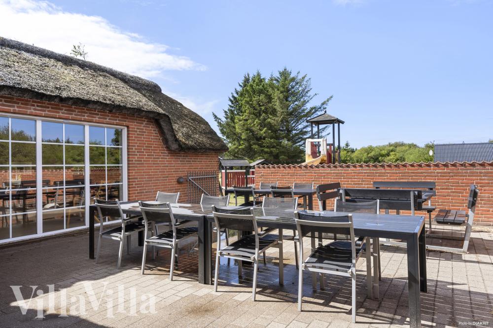 Luksushus nr. 989 har en deilig terrasse med gode hagemøbler til 16 personer.