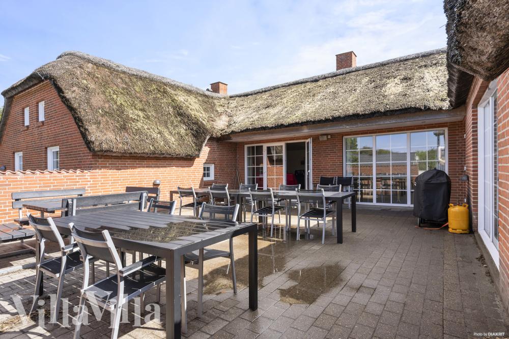 Nyt en grillkveld på terrassen i luksushus nr. 989 i Vestjylland