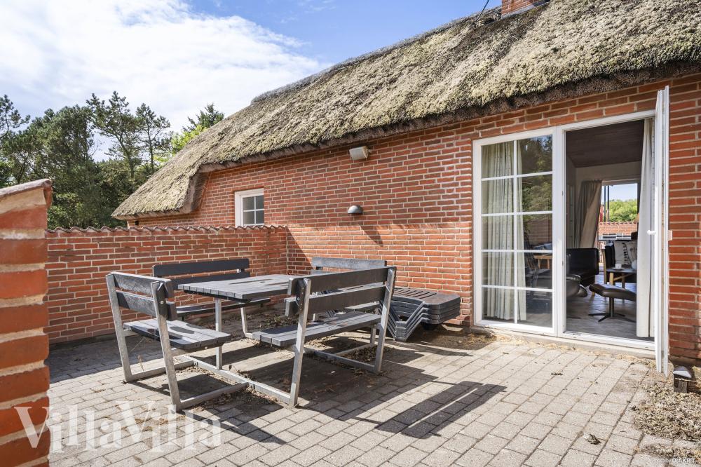 På terrassen i feriehus nr. 989 er det plass til 16 personer.