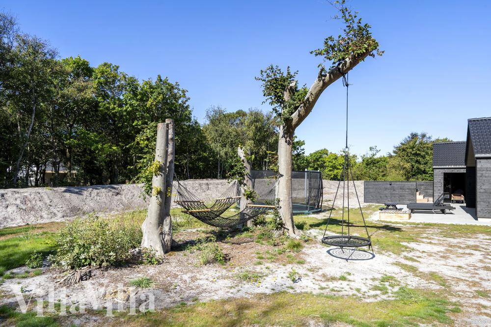I det attraktive feriehuset nr. 918 i Vestjylland finnes det mengder av utendørsaktiviteter, som leketårn og huskestativ.
