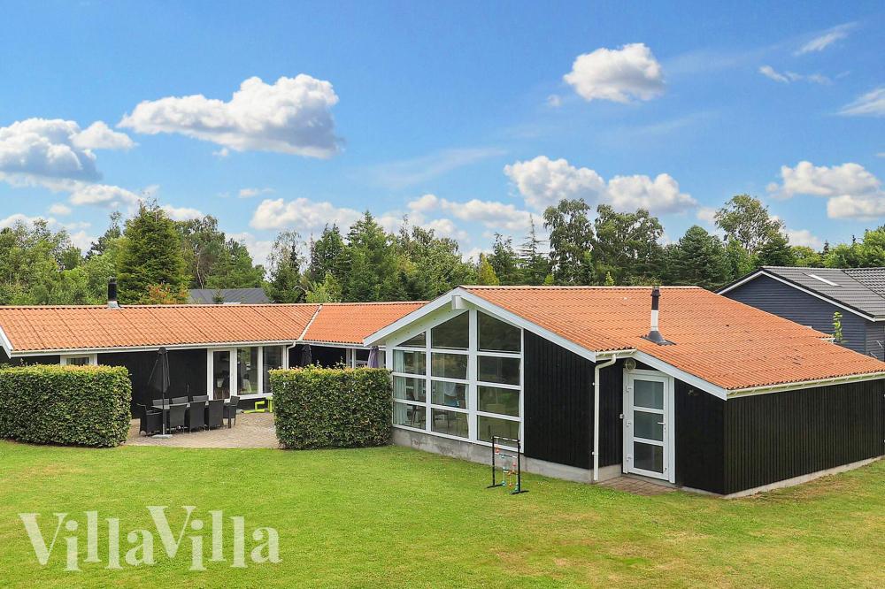 Dette lekre huset med svømmebasseng, nr. 1003, med plass til 14 personer, ligger i Lolland/Falster/Møn