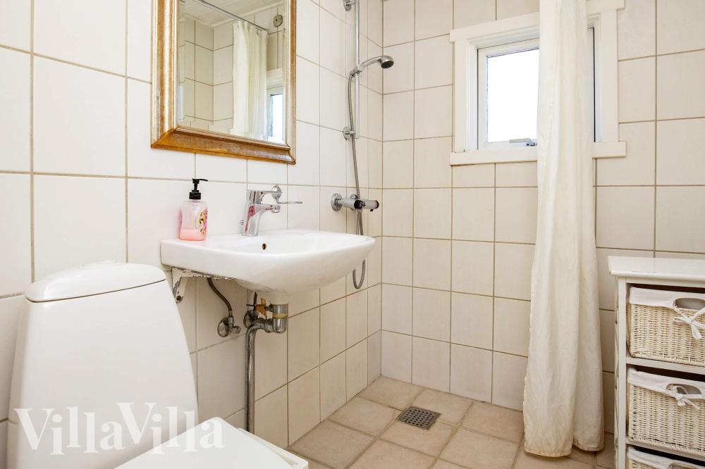 Det finnes bad med dusj i luksushus nr. 1003 til 14 personer.