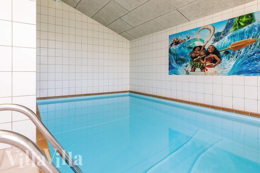 Det flotte bassenget i luksushus nr. 1003 til 14 personer