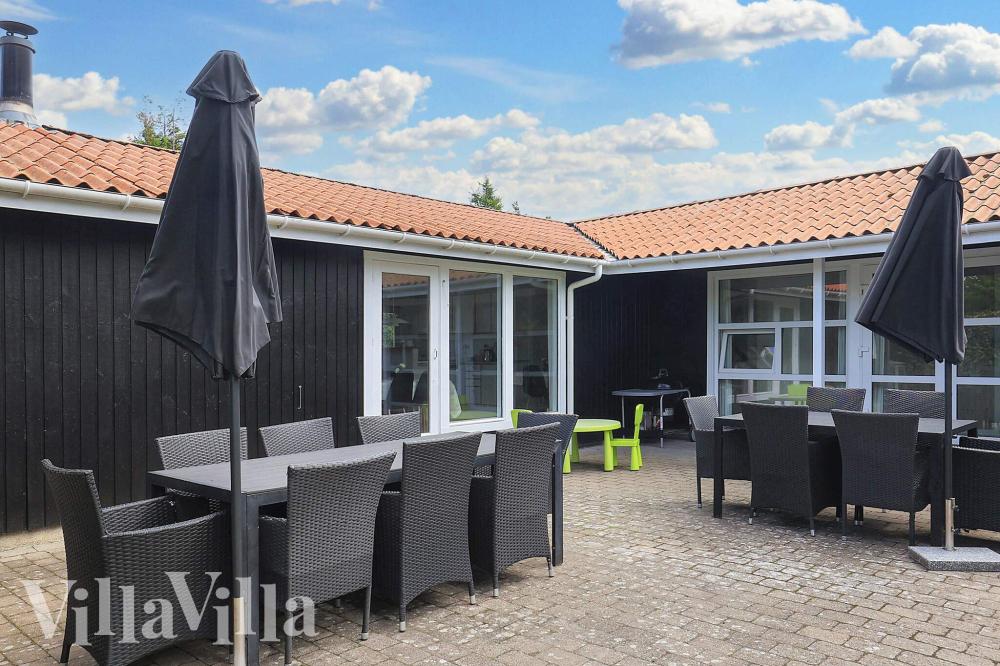 På terrassen i feriehus nr. 1003 er det plass til 14 personer.