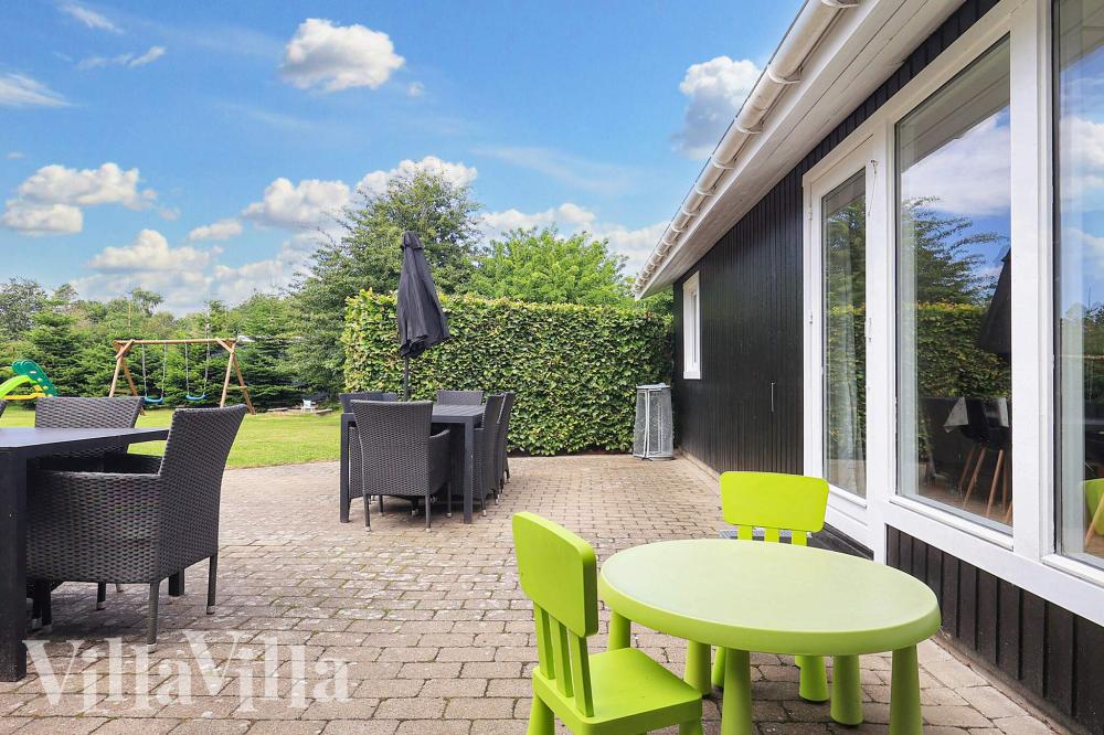Nyt en grillkveld på terrassen i luksushus nr. 1003 i Lolland/Falster/Møn