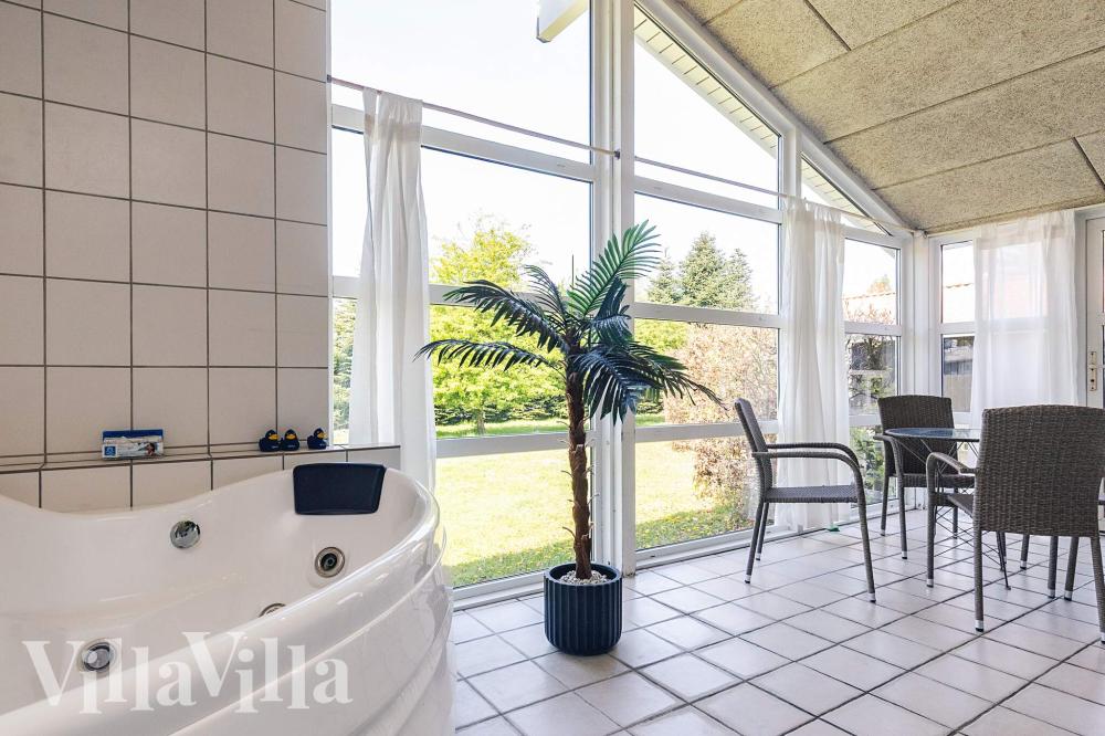 Nyt varmen i boblebadet i luksushus nr. 1003 i Lolland/Falster/Møn