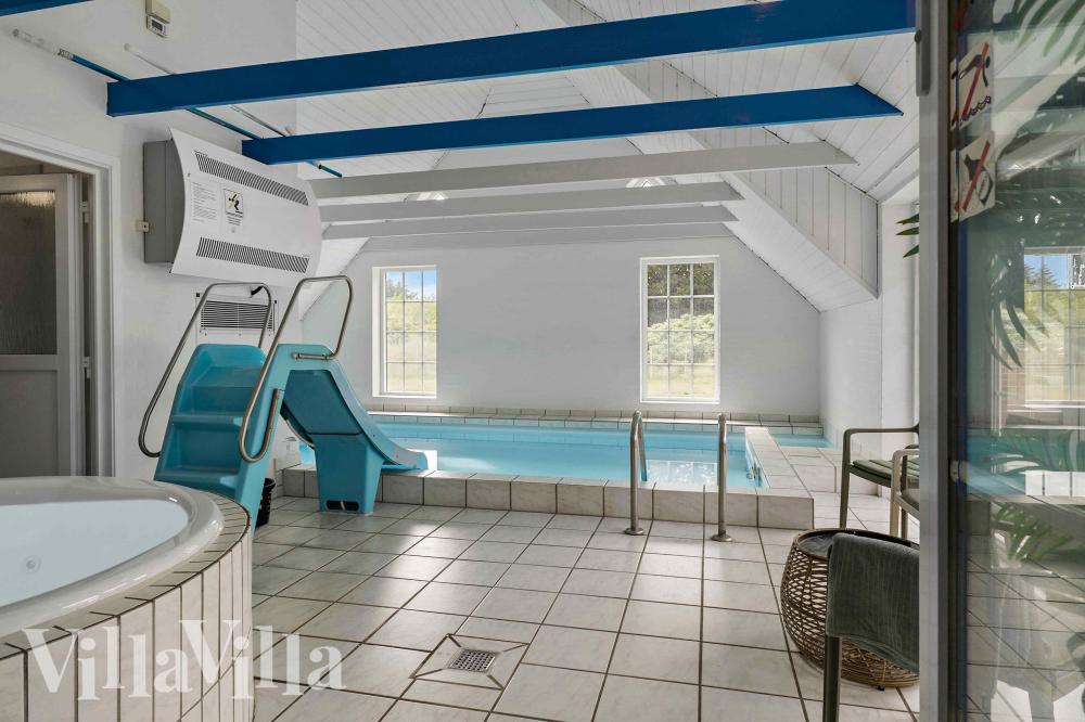 Feriehus 1005 har et flott basseng med sklie, et stort innebygd boblebad og en badstue