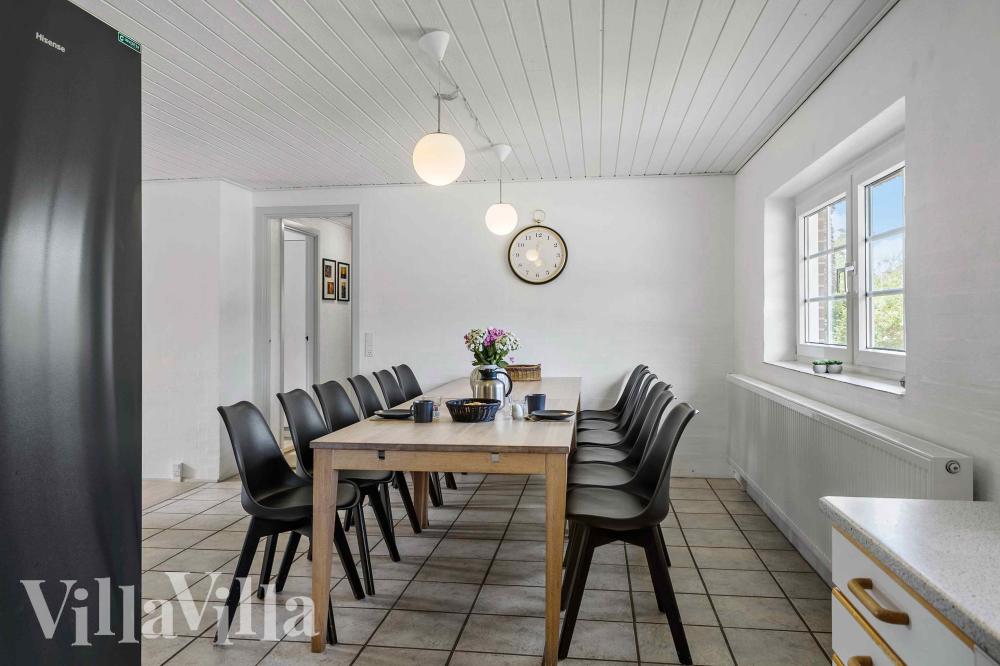Det er plass til 14 personer i det store lyse oppholdsrommet i luksushus nr. 1005.