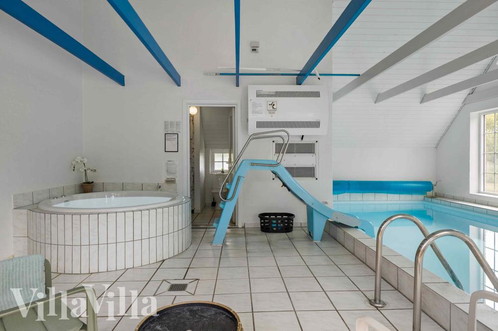 Det flotte bassenget i luksushus nr. 1005 til 14 personer