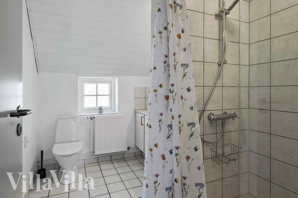 Det finnes bad med dusj i luksushus nr. 1005 til 14 personer.