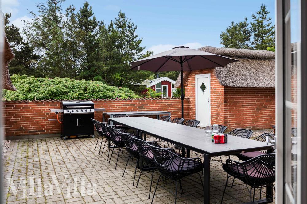 Nyt en grillkveld på terrassen i luksushus nr. 1005 i Vestjylland