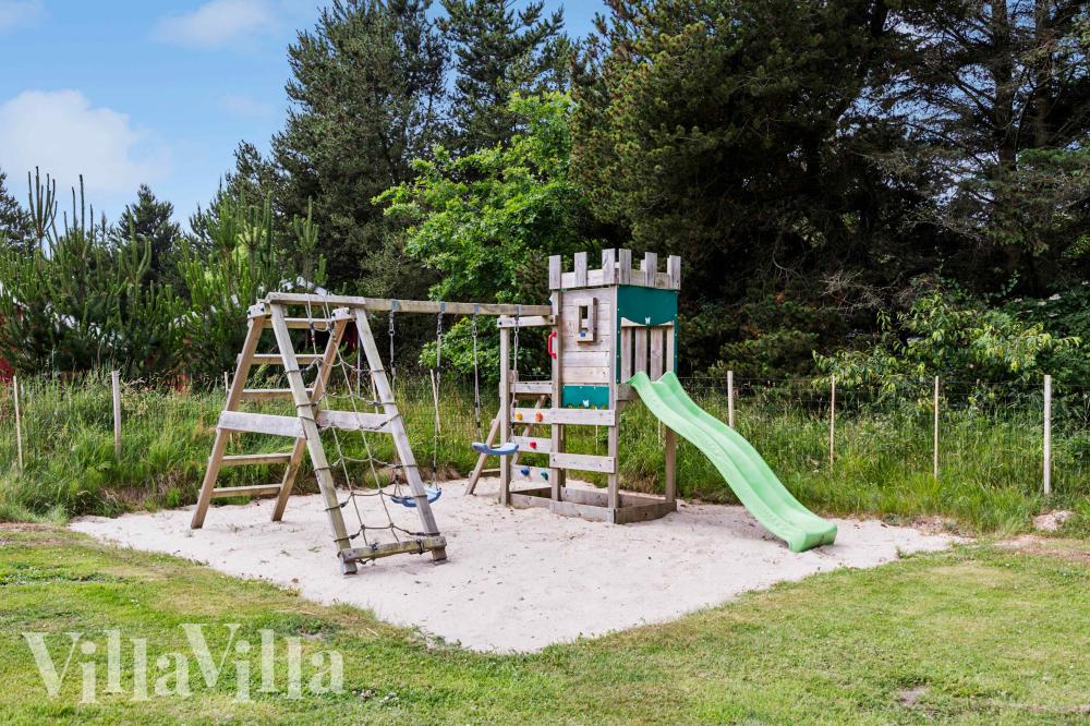 I det attraktive feriehuset nr. 1005 i Vestjylland finnes det mengder av utendørsaktiviteter, som leketårn og huskestativ.