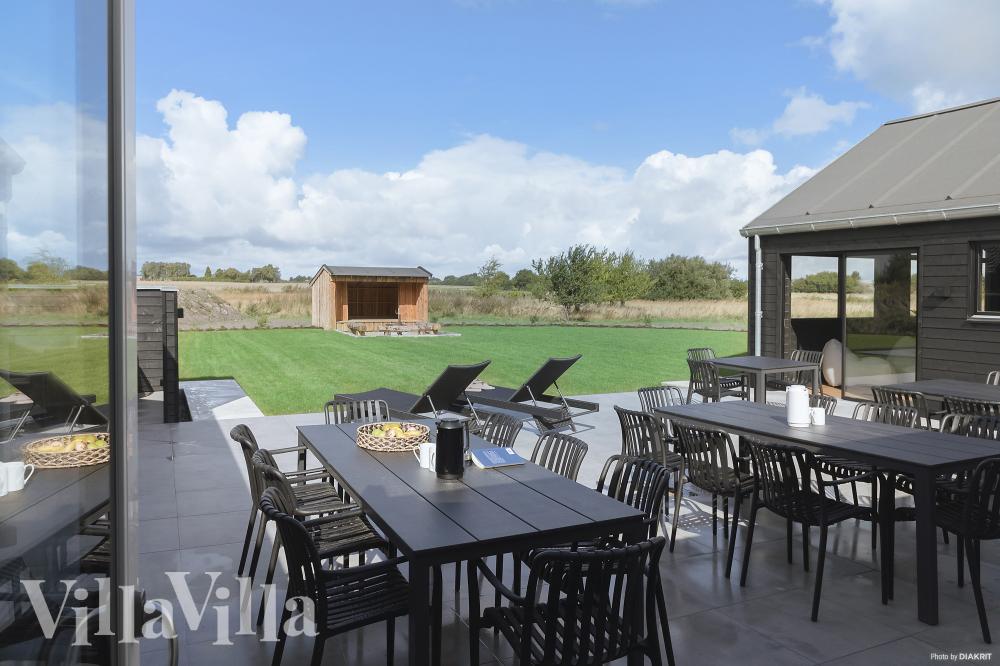 Nyt en grillkveld på terrassen i luksushus nr. 966 i Lolland/Falster/Møn