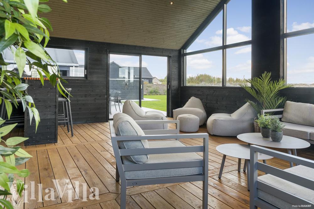 Luksushus nr. 966 har en deilig terrasse med gode hagemøbler til 26 personer.