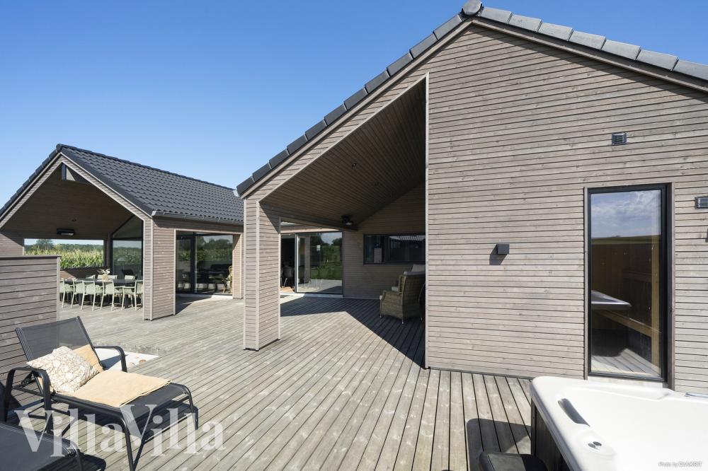 Luksushus nr. 648 har en deilig terrasse med gode hagemøbler til 14 personer.