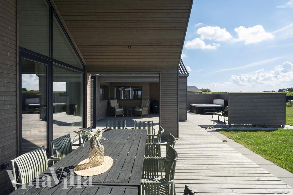 Nyt en grillkveld på terrassen i luksushus nr. 648 i Fyn og øyer