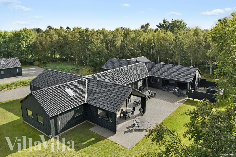 Dette lekre huset med svømmebasseng, nr. 905, med plass til 30 personer, ligger i Lolland/Falster/Møn