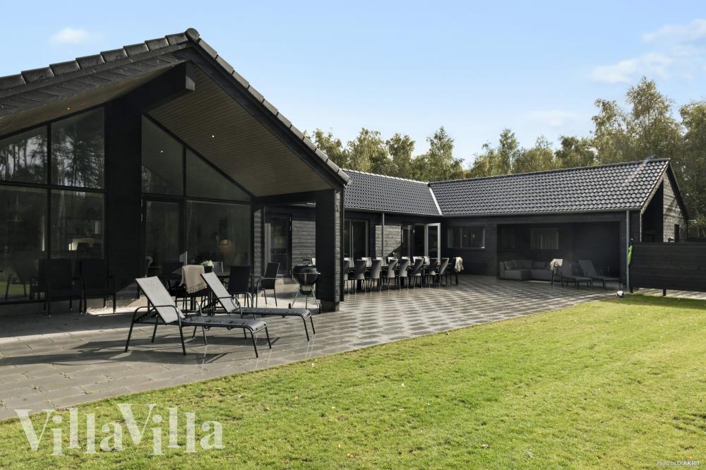 Nyt en grillkveld på terrassen i luksushus nr. 905 i Lolland/Falster/Møn