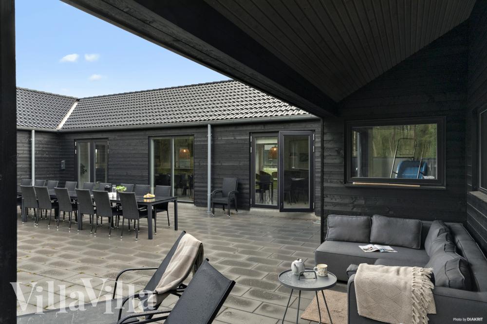 På terrassen i feriehus nr. 905 er det plass til 30 personer.