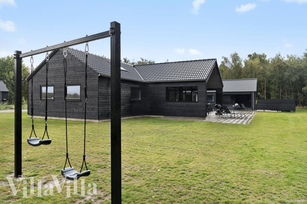 I det attraktive feriehuset nr. 905 i Lolland/Falster/Møn finnes det mengder av utendørsaktiviteter, som leketårn og huskestativ.