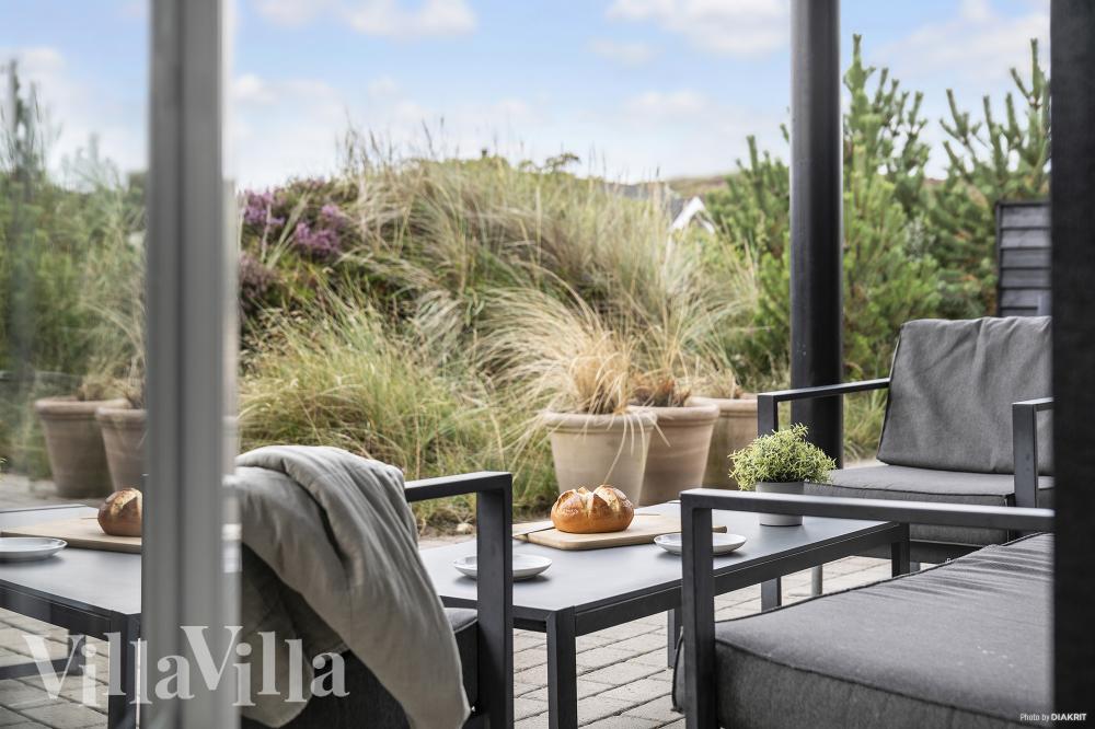 Nyt en grillkveld på terrassen i luksushus nr. 383 i Vestjylland