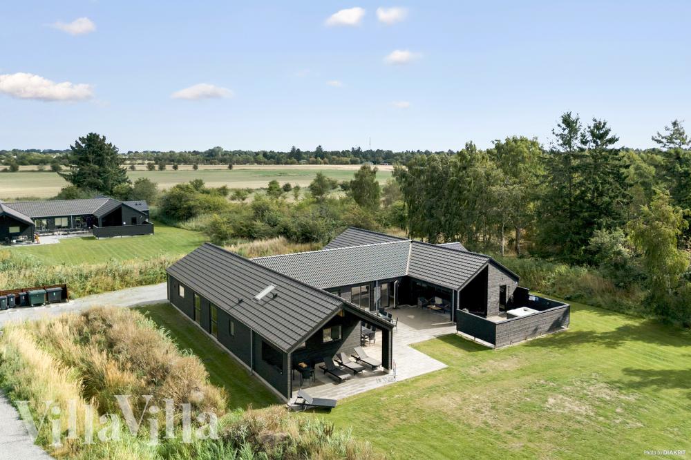 Dette lekre huset med svømmebasseng, nr. 913, med plass til 24 personer, ligger i Lolland/Falster/Møn