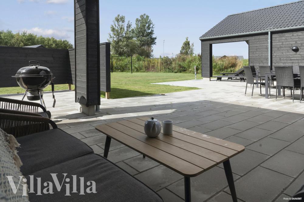 Nyt en grillkveld på terrassen i luksushus nr. 913 i Lolland/Falster/Møn