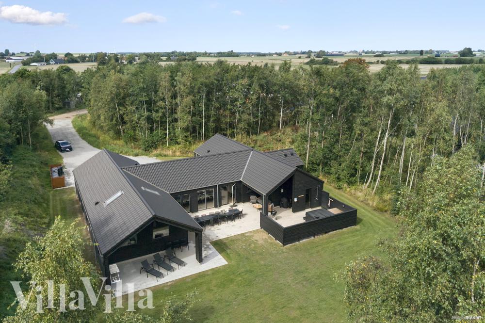 Dette lekre huset med svømmebasseng, nr. 911, med plass til 20 personer, ligger i Lolland/Falster/Møn