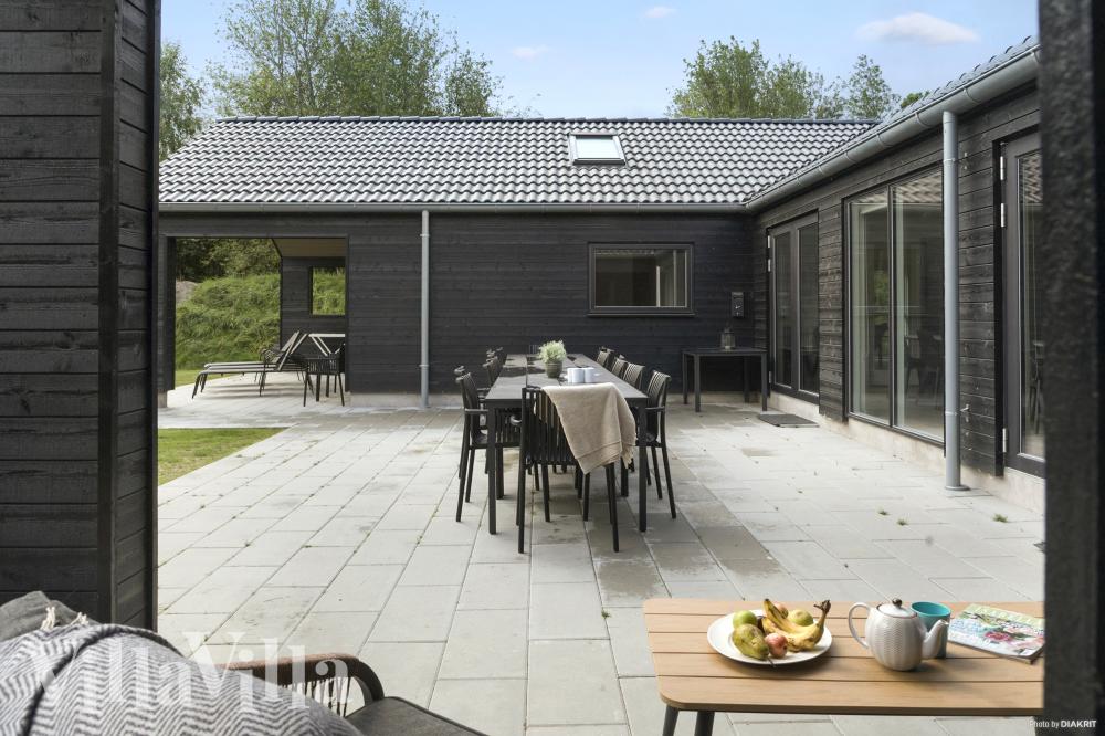 Nyt en grillkveld på terrassen i luksushus nr. 911 i Lolland/Falster/Møn