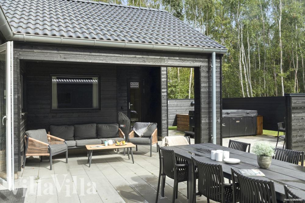 På terrassen i feriehus nr. 911 er det plass til 20 personer.
