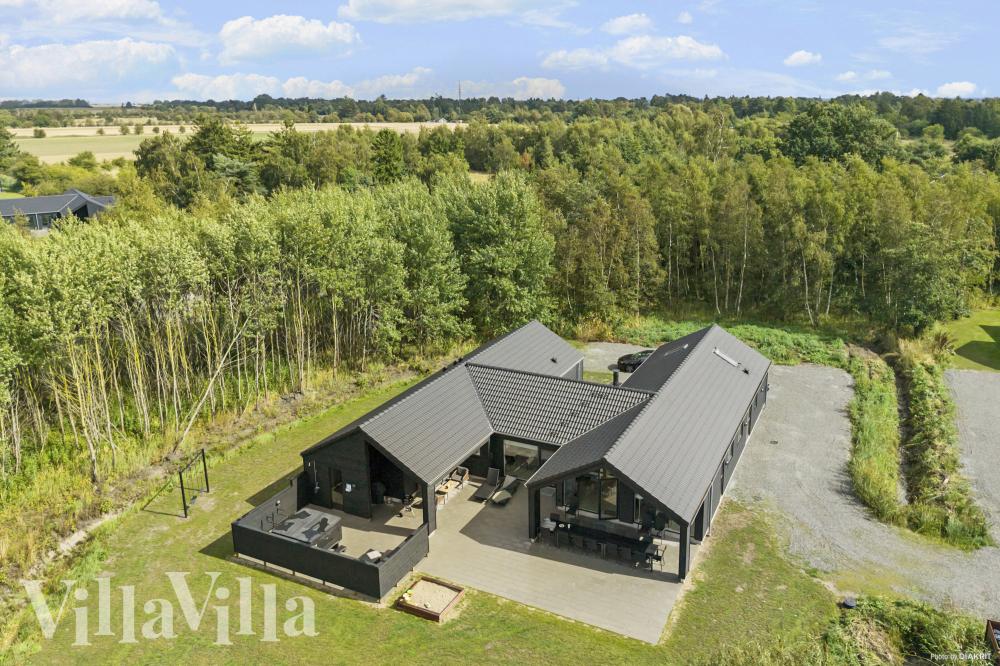 Dette lekre huset med svømmebasseng, nr. 912, med plass til 18 personer, ligger i Lolland/Falster/Møn