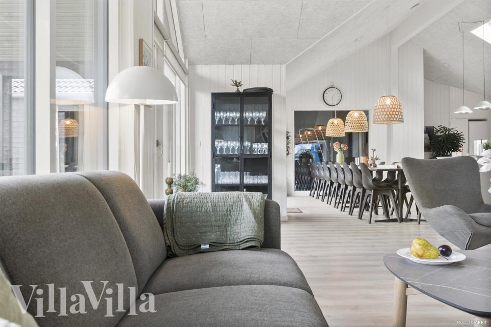 Det er god plass til hygge i feriehusets sofagruppe under oppholdet i luksushus nr. 912