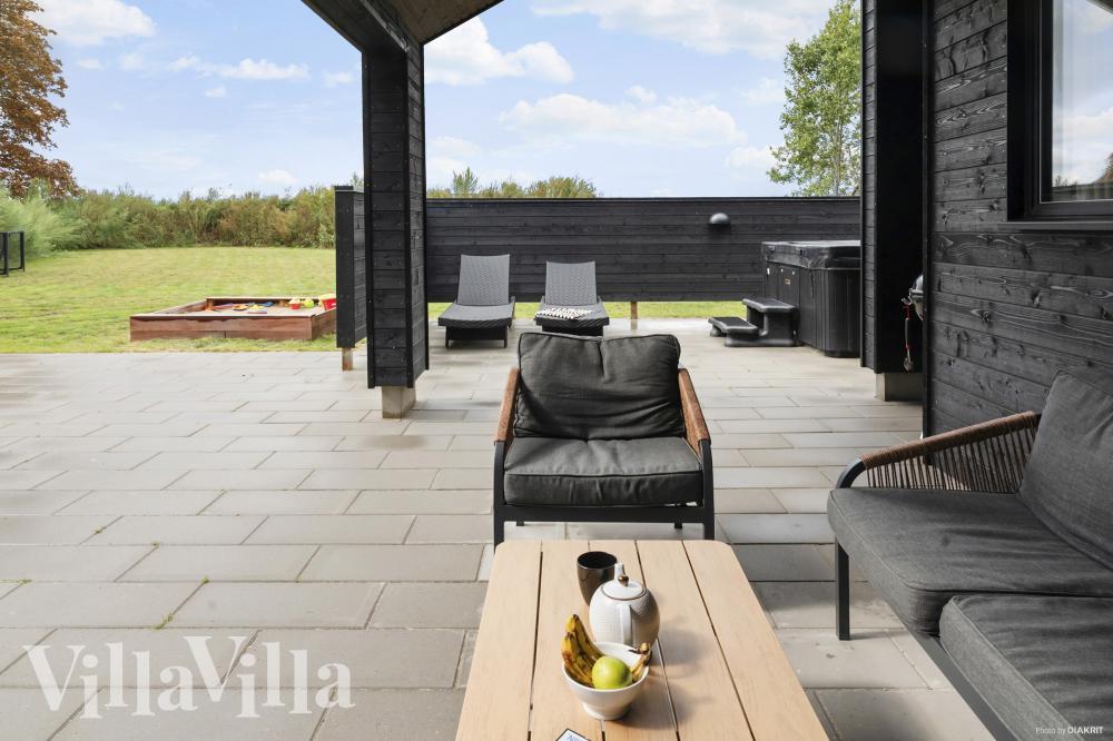 Luksushus nr. 912 har en deilig terrasse med gode hagemøbler til 18 personer.