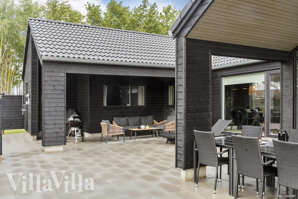 Nyt en grillkveld på terrassen i luksushus nr. 912 i Lolland/Falster/Møn