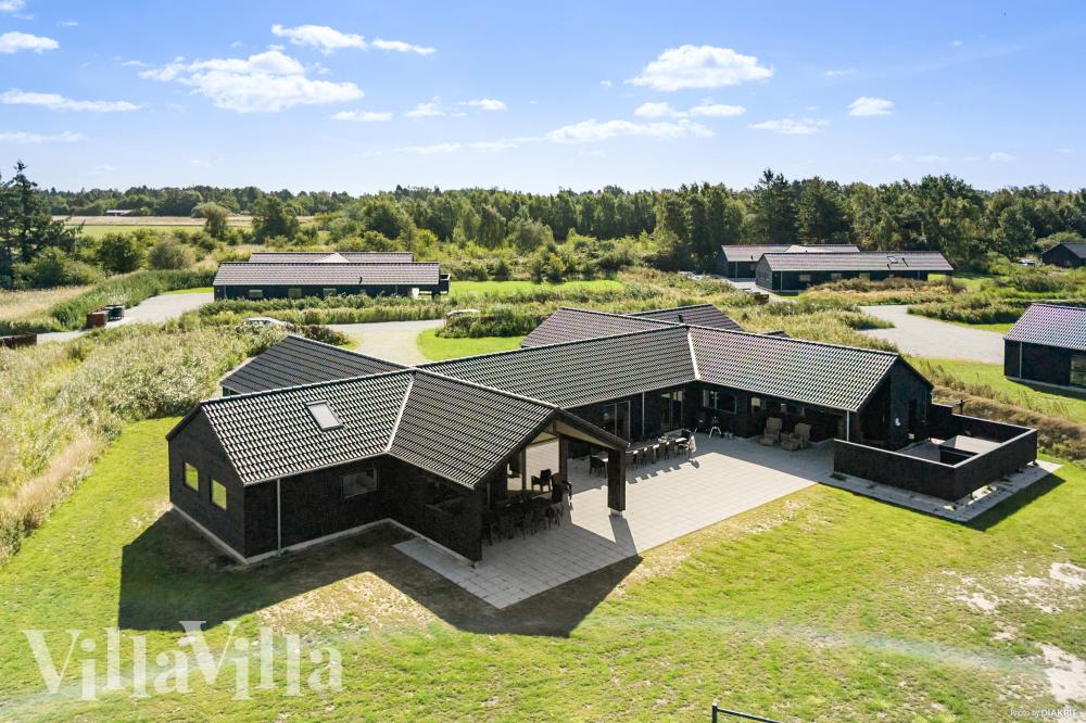 Dette lekre huset med svømmebasseng, nr. 914, med plass til 30 personer, ligger i Lolland/Falster/Møn