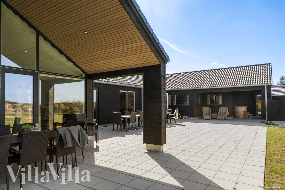 Nyt en grillkveld på terrassen i luksushus nr. 914 i Lolland/Falster/Møn