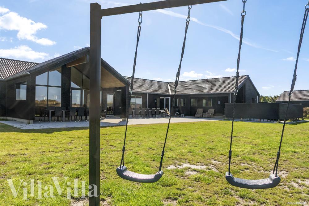 I det attraktive feriehuset nr. 914 i Lolland/Falster/Møn finnes det mengder av utendørsaktiviteter, som leketårn og huskestativ.