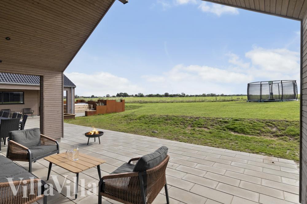 Nyt en grillkveld på terrassen i luksushus nr. 917 i Fyn og øyer