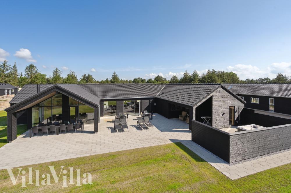 Dette lekre huset med svømmebasseng, nr. 1006, med plass til 18 personer, ligger i Vestjylland