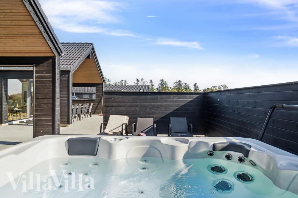 Nyt varmen i boblebadet i luksushus nr. 1015 i Vestjylland