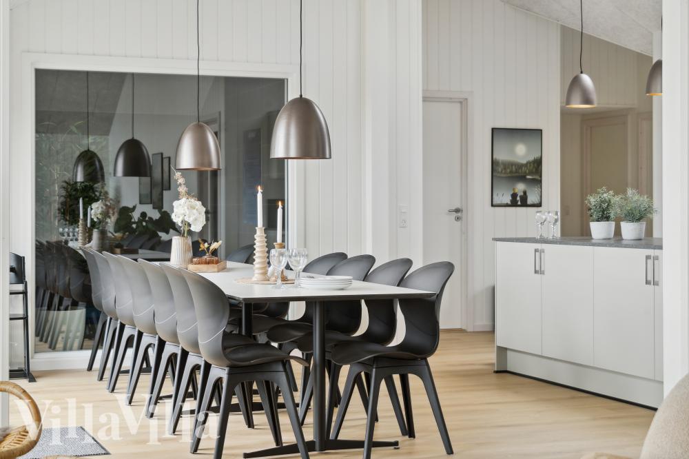 Det er plass til 14 personer i det store lyse oppholdsrommet i luksushus nr. 1015.