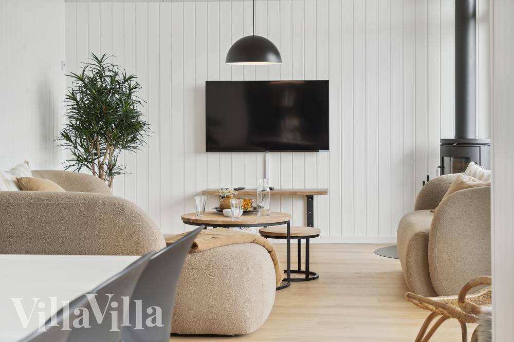 Det er god plass til hygge i feriehusets sofagruppe under oppholdet i luksushus nr. 1015