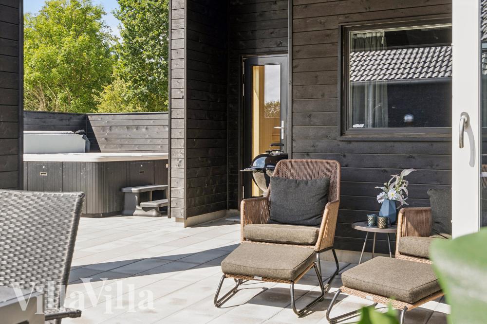 Luksushus nr. 1015 har en deilig terrasse med gode hagemøbler til 14 personer.