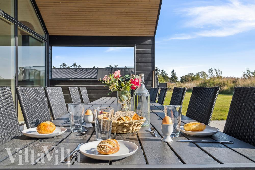 Nyt en grillkveld på terrassen i luksushus nr. 1015 i Vestjylland
