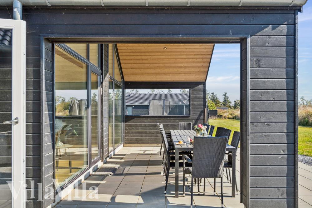 På terrassen i feriehus nr. 1015 er det plass til 14 personer.