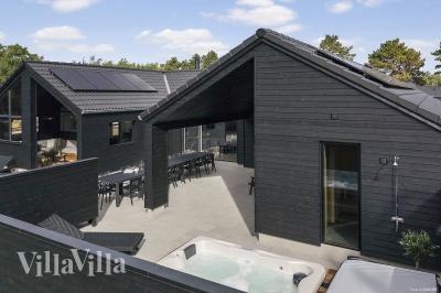 Dette lekre huset med svømmebasseng, nr. 960, med plass til 18 personer, ligger i Lolland/Falster/Møn